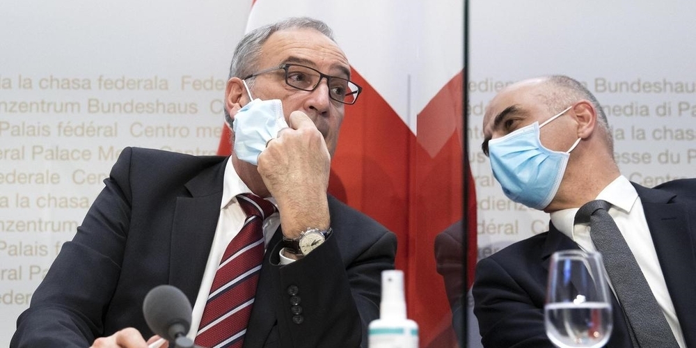 An der heutigen Pressekonferenz trat neben Innenminister Alain Berset auch Bundespräsident Guy Parmelin vor die Medien.