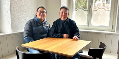 Wangden Gyaljong (links) und Tsetrin Gyaljong bei der Übergabe im Löwen.