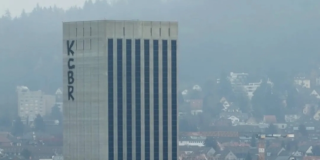 Dieser Schriftzug prangt hoch über der Limmat.