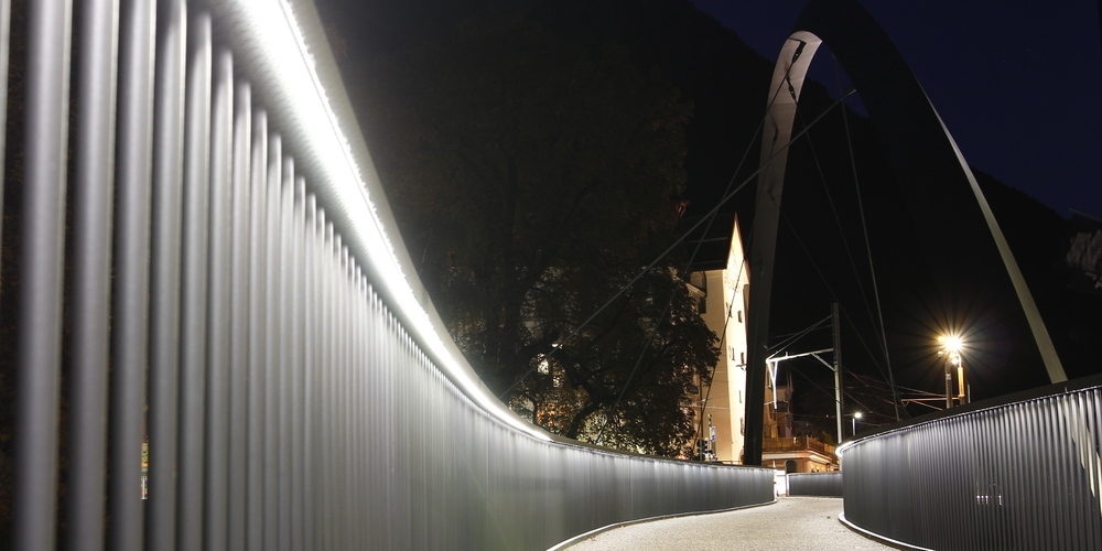 Der Campussteg wird mit einer LED-Beleuchtung versehen.