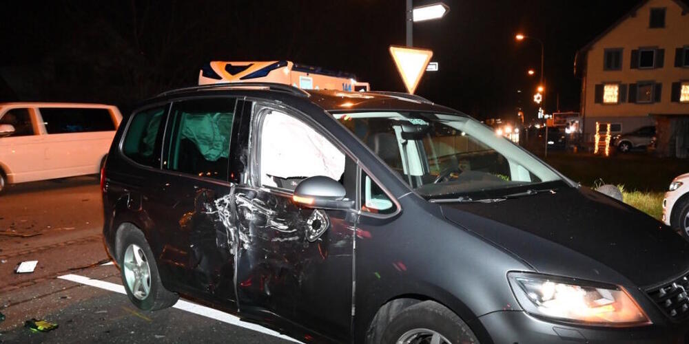 Die Autofahrerin kollidierte beim Linksabbiegen mit einem entgegenkommenden Motorrad.