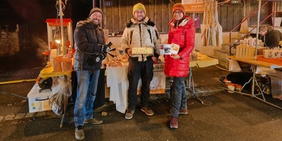 Der letzte Besucher, der am Glücksrad der Giraffen.Schule drehte, holte tatsächlich den Hauptgewinn. Darüber freut sich Andi Loser, Lehrer an der Giraffen.Schule. Florian, der als letzter Gast zum Stand kam, erzielte mit einem kräftigen Schwung den Hauptpreis.