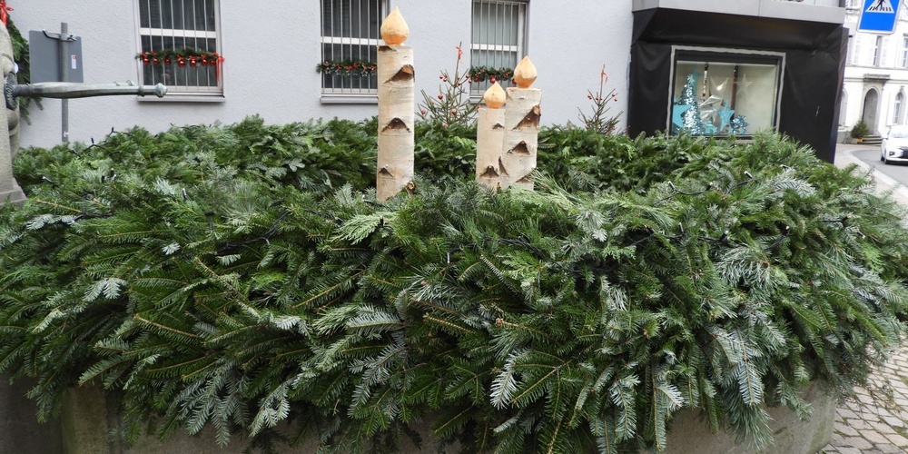  Der Stadtbrunnen wurde zum übergrossen Adventskranz umgestaltet.