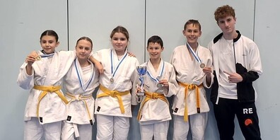 Im Bild v.l.: Samiya Graf Feiertag, Santana Graf Feiertag, Alina Benz, Robin Meier, Yanick Meier und Robin Egli (Coach).