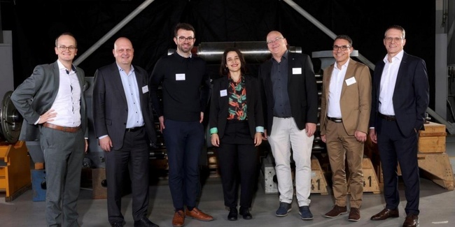 Gäste und Expertinnen beim Anlass «Industrie im Dialog» in den Zürcher Werkhallen von Everllence diskutieren über die Energiewende und die Rolle der Industrie.