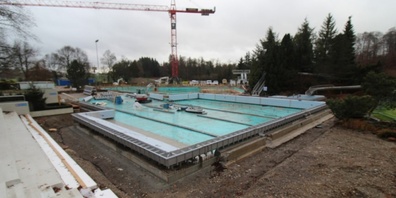 Arbeiten an Becken und Wänden des Schwimmbads Waldacher laufen planmässig, Fortschritte sind über die Webcam sichtbar.