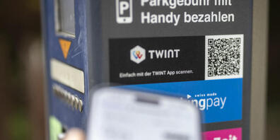 Ein jüngst veurteilter Betrüger brachte an Parkuhren in Luzern, Bern und Lausanne mindestens 48 gefälschte QR-Codes an Parkuhren an. (Symbolbild)