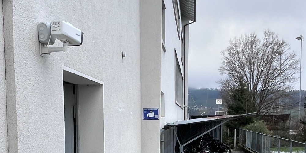 Neue Überwachungskameras bei den Velounterständen der Schulanlage Friedberg.