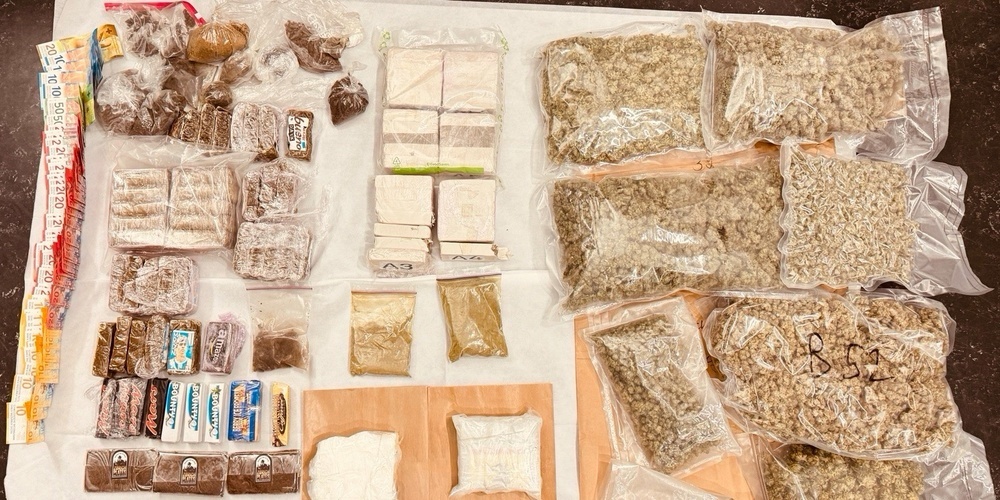 Die Stadtpolizei Zürich stellte bei Hausdurchsuchungen und im CBD-Shop grosse Mengen Betäubungsmittel sicher.