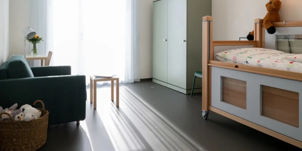 Eines der modernen und schönen Zimmer im Hospiz in Fällanden.