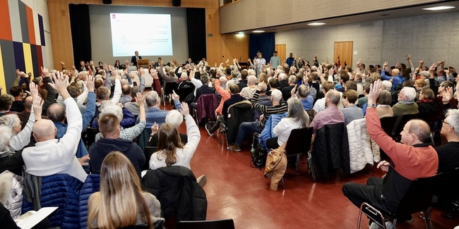 Die Uzner wollen die Gemeinde mit einer 5 % Steuererhöhung gesund halten.