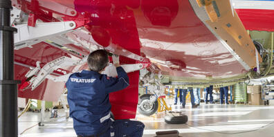 Ein Angestellter arbeitet in der Werkhalle der Pilatus Flugzeugwerke in Stans NW am Fahrwerk eines Flugzeugs des Typs Pilatus PC-24. (Symbolbild)