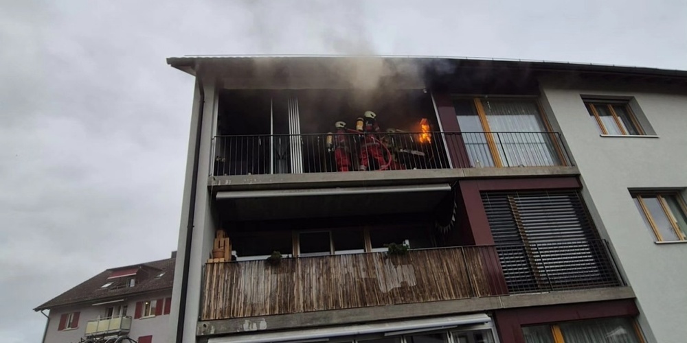 Die Feuerwehr Rüti beim Einsatz an einem Balkonbrand in einem Mehrfamilienhaus.