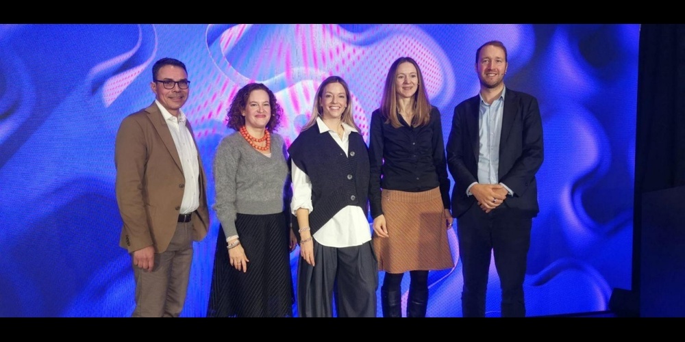 Expertinnen und Experten diskutieren an der Session «KI auf Rezept?» über die Rolle der Künstlichen Intelligenz in der Medizin in Zürich.