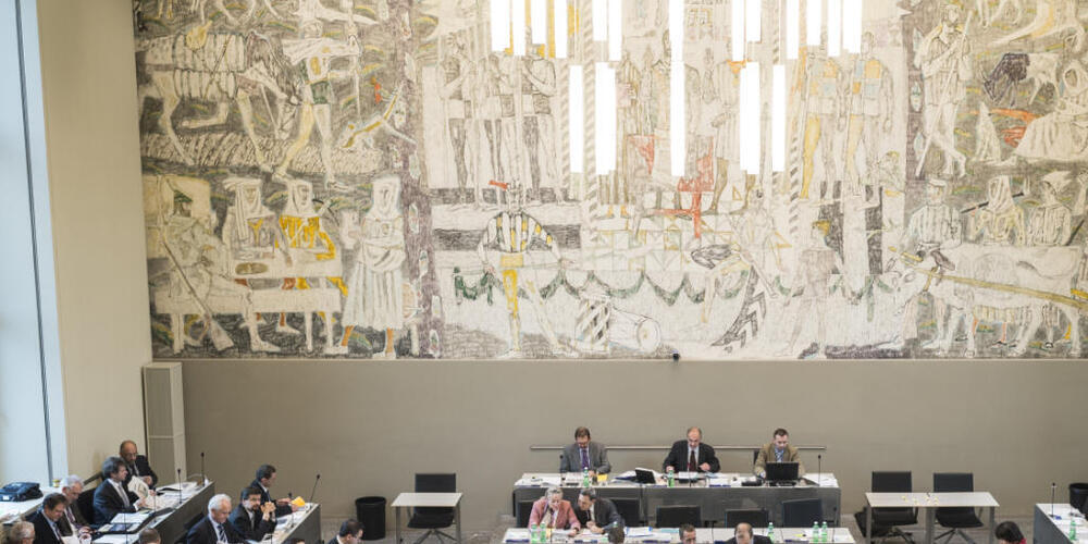 Hier tagt der Grosse Rat normalerweise: Im Grossratssaal in Chur unter dem bekannten Werk des Künstlers Alois Carigiet. Alle paar Jahre hält das Kantonsparlament jedoch eine Session ausserhalb von Chur ab - die Landsession. Für deren Austragu...