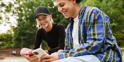 Jugendliche beim Scrollen durch Social Media – Studien zeigen, dass Mädchen stärker unter Schönheitsidealen leiden.