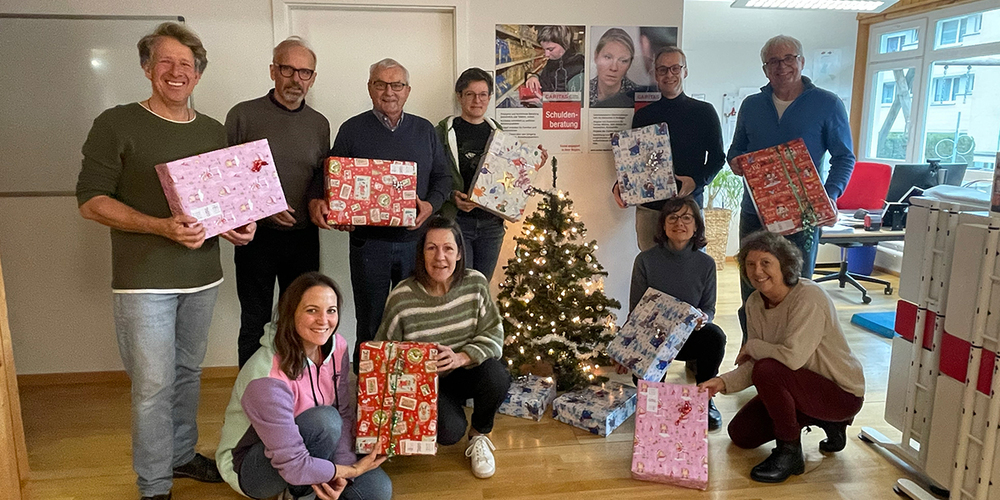 Das Christkind unterstützt: Lorenz Bertsch (Caritas) mit Jürg Lymann, Peter Stutz, Sina  Gubler, Roman Rupp und Reinhold Meier (Rotary, hinten von links); Olivia Bernold (Caritas) mit Nicole Lymann, Silvia Rupp und Dorothea Meier (Rotary, vorne von links).