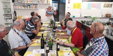 Auf dem Programm steht Kochen mit saisonalen Lebensmitteln. (Archivbild)