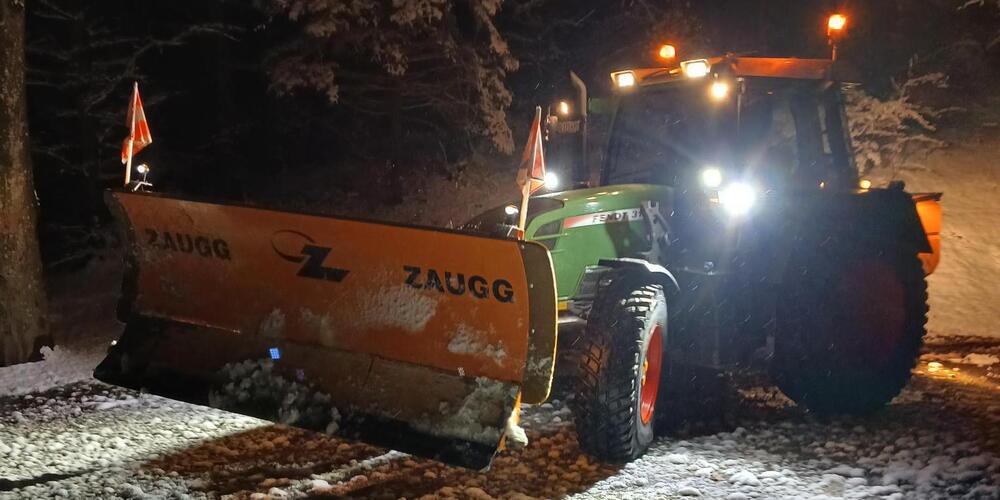 Die Gemeinde hat die Aufgabe, Gemeindestrassen, Trottoirs und öffentliche Plätze vom Schnee zu räumen.