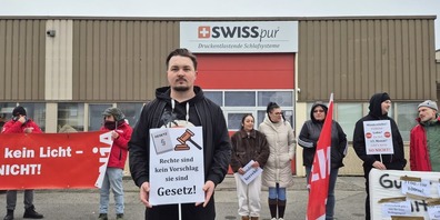 Der entlassene Mitarbeiter Akos Tar vor dem Swisspur-Firmengelände in Montlingen