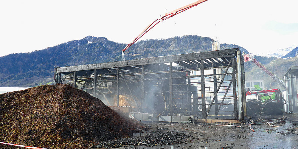 Die vor einem Jahr erstellte Pyrolyseanlage der Maienfelder Inega AG fiel am Sonntag dem Raub der Flammen zum Opfer.