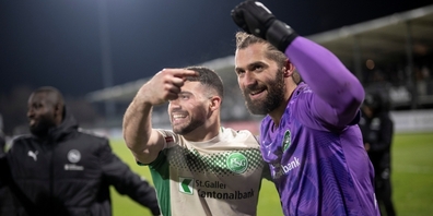 Bringt den FCRJ zum Verzweifeln: Der St. Galler Torhüter Lukas Watkowiak (r.) mit Jozo Stanic.