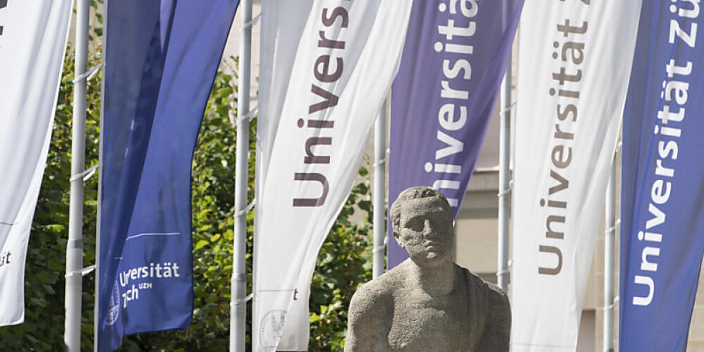 Der Gemeinderat will vorläufig Aufgenommenen und Geflüchteten mit Schutzstatus S nach zwei Jahren Wohnsitz in der Stadt Stipendien gewähren. Für die SVP ein weiterer Solo-Lauf der Stadt. Sie droht bereits mit Widerstand. (Symbolbild)