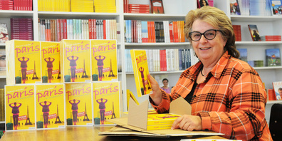 Autorin Blanca Imboden hilft im Wörterseh-Verlag in Lachen, ihren Roman «Paris» für den Versand zu verpacken.