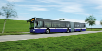 Ein VZO-Gelenkbus kam nach dem unkontrollierten Rückwärtsrollen erst in einem Bachbett zum Stillstand. (Symbolbild)