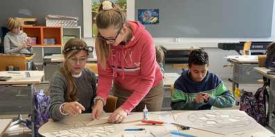 Knifflig: Lehrerin Alexandra Wipfli (m.) steht mit Rat und Tat beiseite.