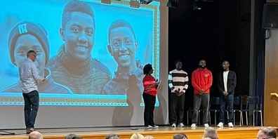 Josephine Niyikiza (4.v.r.) und ihre drei Söhne beim bewegenden Vortrag «In der Fremde geboren – in der Heimat fremd».