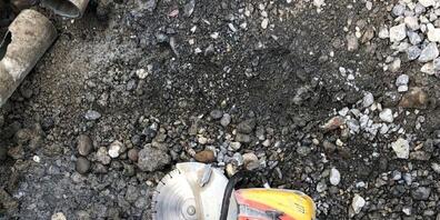 Mit dieser Motortrennscheibe verletzte sich der junge Vorarbeiter beim Durchschneiden eines Rohres am Hals.