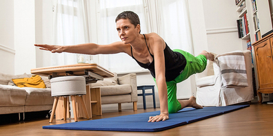 Kräftigend und zugleich koordinativ anspruchsvoll ist  das diagonale Anheben von Arm und Bein im Vierfüssler-Stand. 