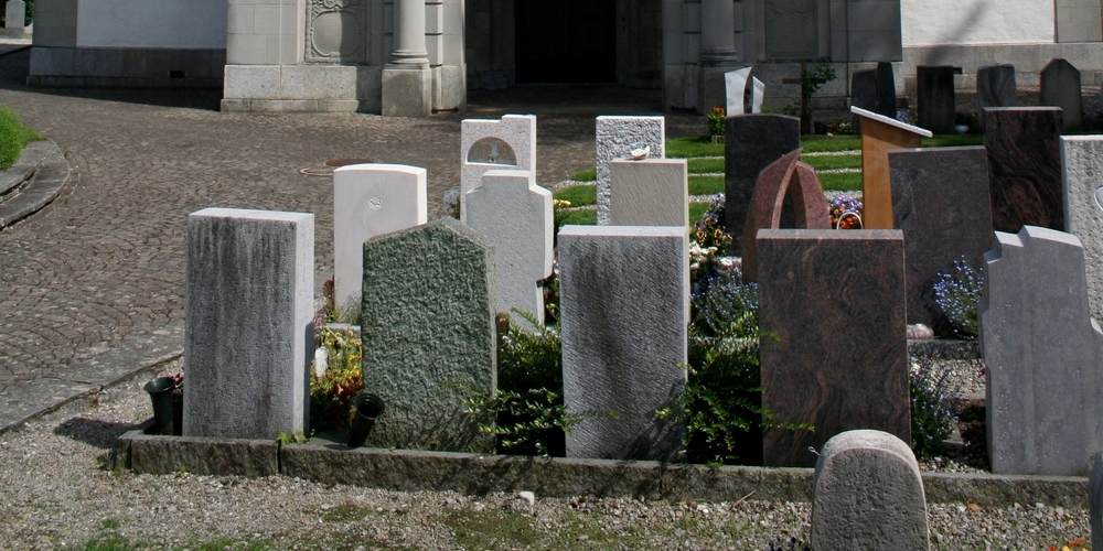 Während der kalten Jahreszeit sollen Sondierungen zur Bodenbeschaffenheit der Grabfelder im Schänner Friedhof durchgeführt werden. (Archivbild)