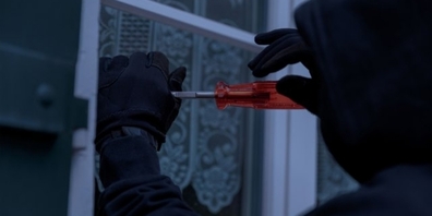 Bei den Einbrüchen richteten die Täterschaften neben dem Diebstahl von Wertgegenständen hohen Sachschaden an. (Symbolbild)