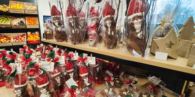 Schoggihasen im «Samichlauslook» sorgen im Dorla Gähwil für ein überraschendes Schmunzeln beim Einkauf.