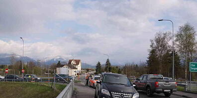 Beim Grenzübergang Oberriet SG ist ein Mitarbeiter der Zollverwaltung von einem Auto mitgeschleift worden. Die Umstände müssen noch weiter abgeklärt werden.