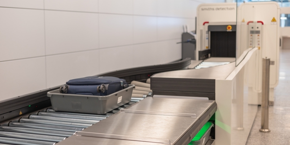 Das lästige Ein- und Auspacken an der Sicherheitskontrolle entfällt - erste Lockerungen gibt es ab dem 8. Dezember.