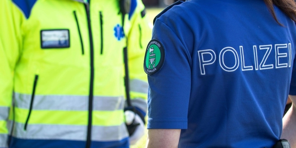 Kantonspolizei St.Gallen und Rettungsdienst leisteten erste Hilfe.