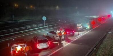 Die Kantonspolizei Zürich hat in der Nacht auf Samstag rund 220 Fahrzeuge sowie deren Lenker und Mitfahrerinnen kontrolliert. Ein Autofahrer wollte sich der Kontrolle entziehen.