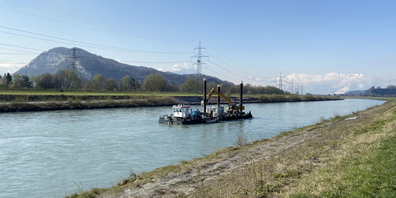 Der Bagger reisst innerhalb von drei bis vier Tagen die Flusssohle auf