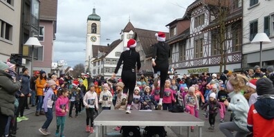 Alle machen mit: die Warm-up-Bühne mitten im verkehrsfreien Zentrum von Gossau.