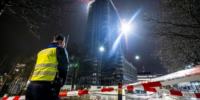 Das Gerüst könnte in sich zusammenstürzen. Deshalb sperrt die Polizei Teile der Hagenholzstrasse.