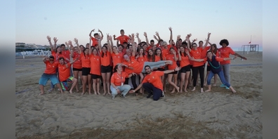 Die begeisterte Gruppe Junge Erwachsene im Refresh Camp 2025 an der Adria.