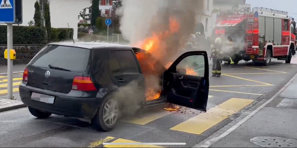 Das Auto in Vollbrand.