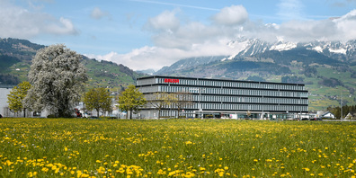 Hintergründe sind die derzeit schwierige Lage im E-Mobilitätsmarkt sowie internationale handelspolitische Rahmenbedingungen, insbesondere in den USA