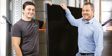 Der Lernende Eris Perzhaku (links) und Geschäftsführer Mauro Sperandio im Lager der Firma Soltastic in Bülach.