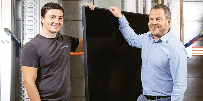 Der Lernende Eris Perzhaku (links) und Geschäftsführer Mauro Sperandio im Lager der Firma Soltastic in Bülach.
