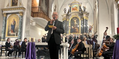 Guido Helbling, der Dirigent des Fürstenland-Chors, begrüsst das Publikum in der voll besetzten Andreaskirche.