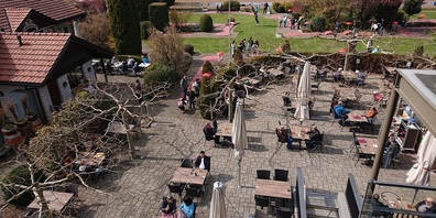 Vierertische, Abstand und Minigolf-Spiel im Freihof Gossau. Victor Ledergerber: "Die Stimmung bei den Menschen heitert sich wieder auf."